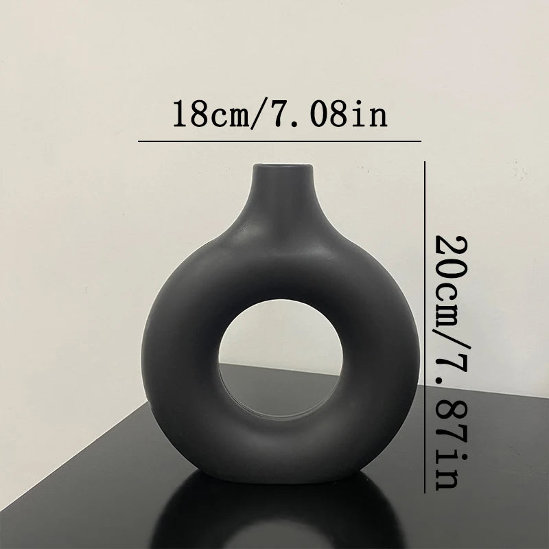 Black vase with measurements: (D)18cm x (H)20cm