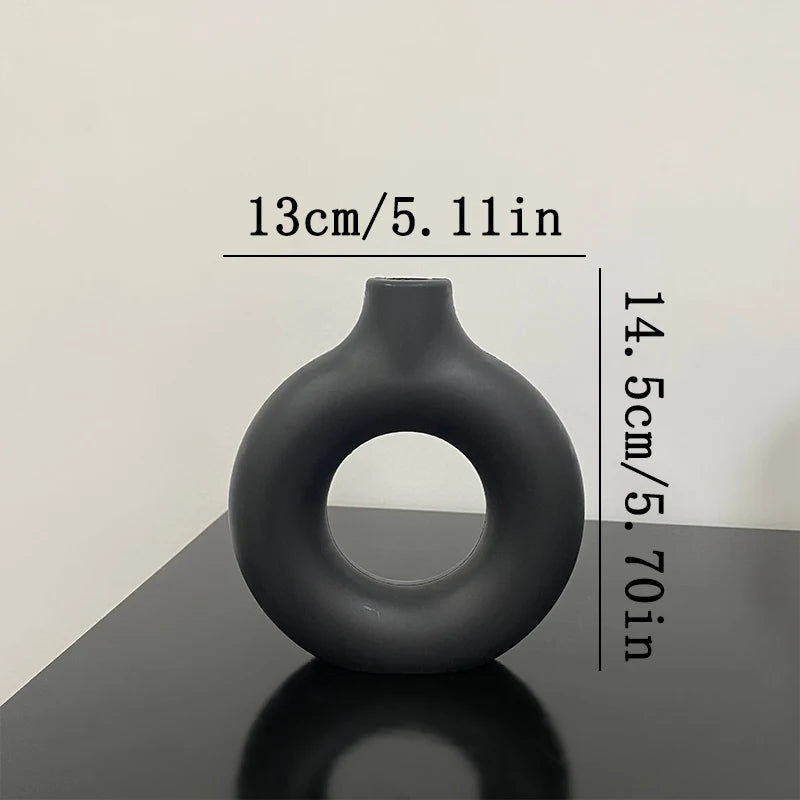 Black vase with measurements: (D)13cm x (H)14cm 