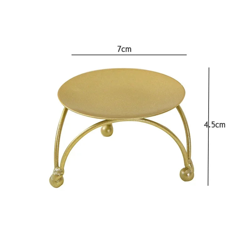 Gold round above a triple arch stand with dimensions: Diameter 7cm, Height 4.5cm